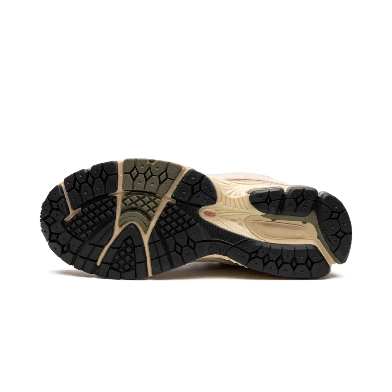 New Balance 2002R Hiking Pack - Beige Mens