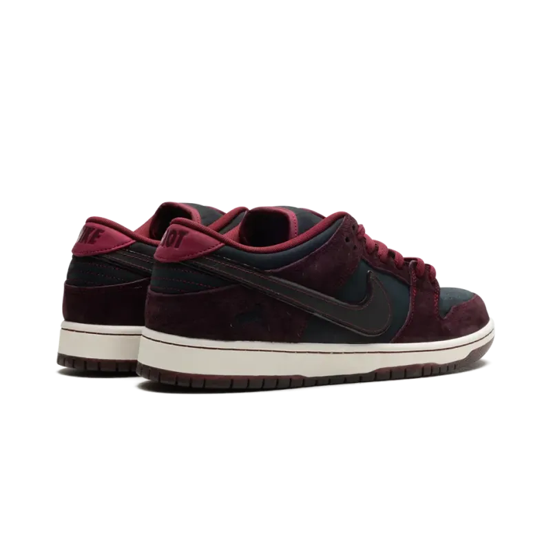 Nike SB Dunk Low Riot Skateshop Mens